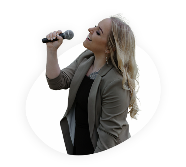 Theresa mit Mikrofon in der Hand